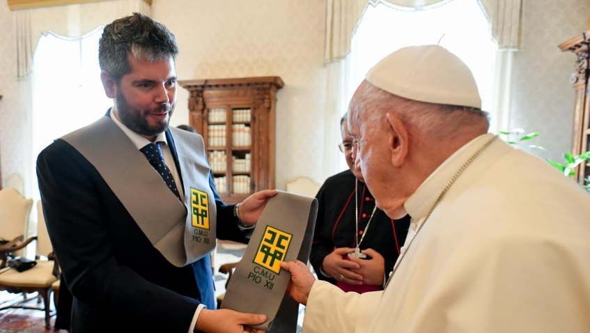 El director del CMU Pío XII entrega la beca de honor al papa Francisco 