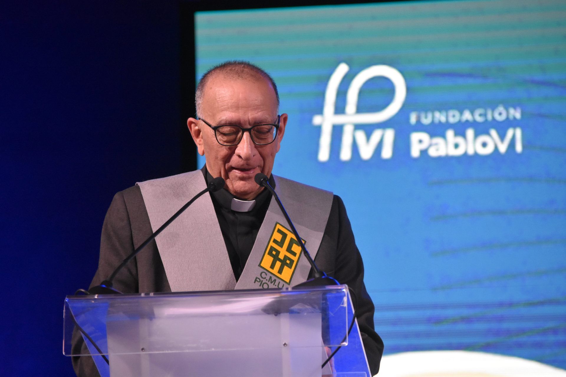 El Cardenal Juan José Omella recibe la beca de honor del CMU Pío XII